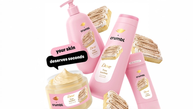 Canlı pembe ambalajlı Dove x Crumbl Tres Leches sınırlı üretim serisinden ürünler.